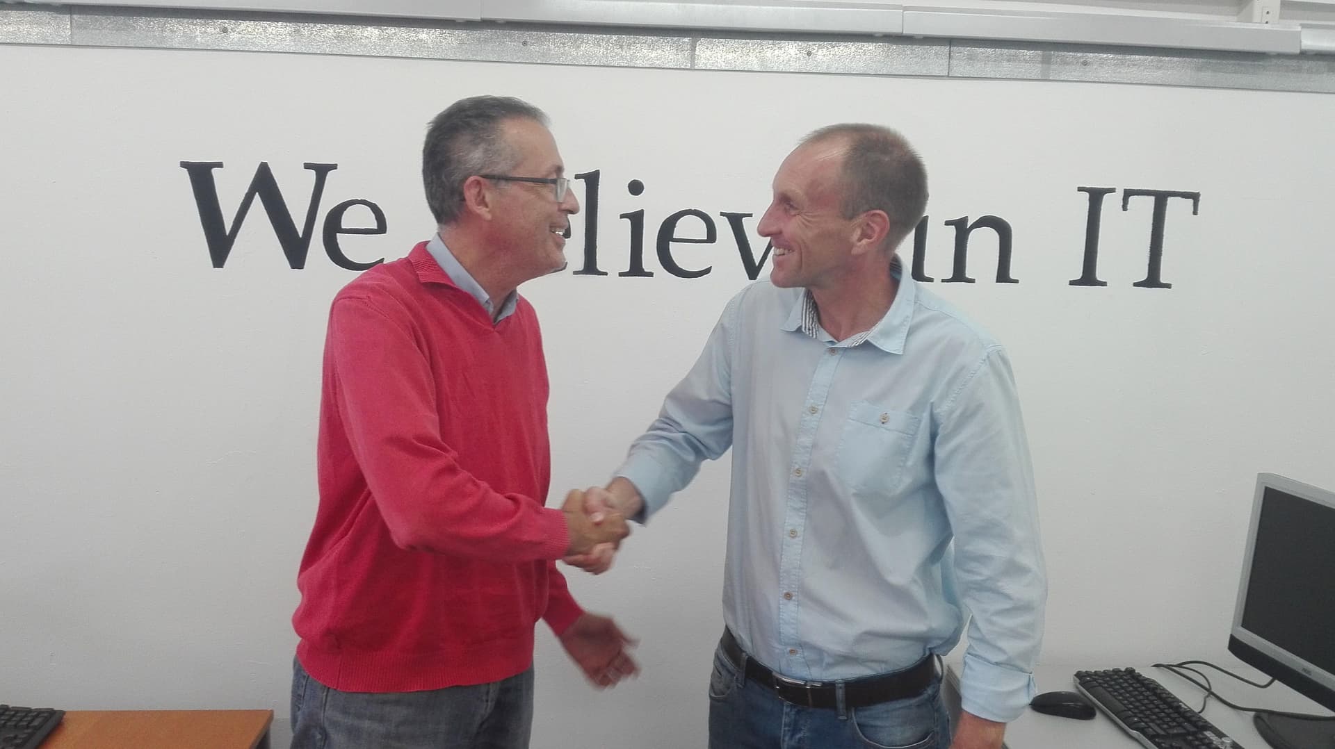 Jil van Eyle and Ramon Bartomeus agreeing the project at iWith, 2017